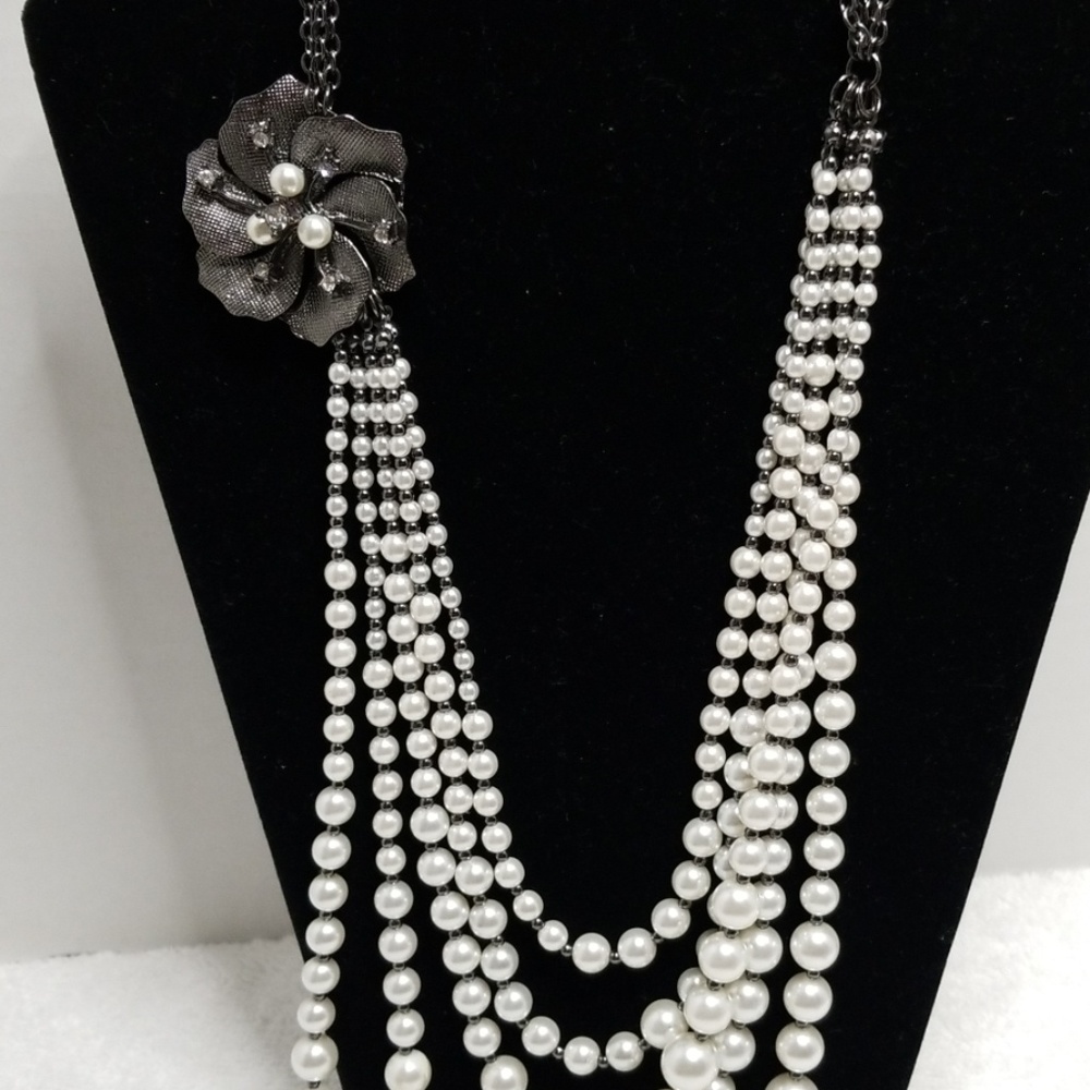 Faux Pearls statement necklace - Picture 4 of 5